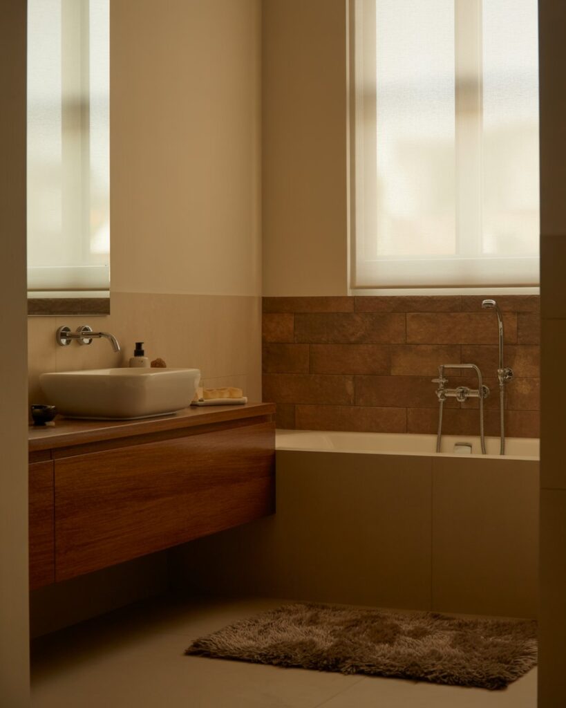 Mocha Accents in Minimalist Baths: The Warm Neutral Trend Taking Over American Homes